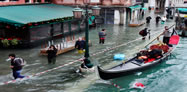 Rritet niveli i ujit në Venecia, por jeta vazhdon