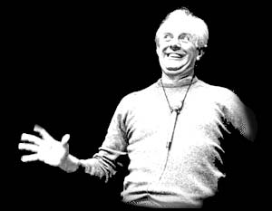 Dario Fo thyen heshtjen e teatrit të Gjirokastrës