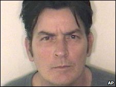 Charlie Sheen u arrestua pasi u akuzua se kishte dhunuar sherbetoren