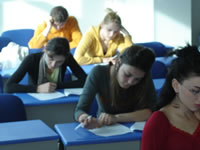 Studentët, notë punës së pedagogëve