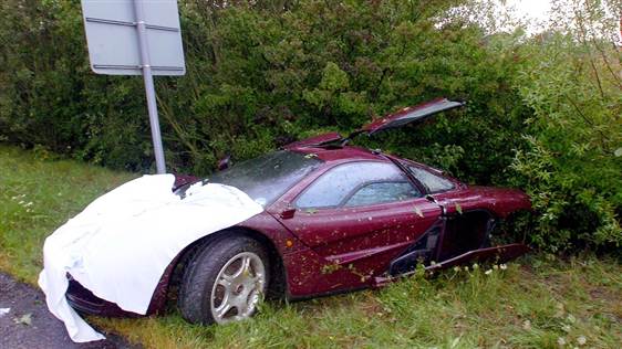 Makina e Rowan Atkinson McLaren F1, pas aksidentit