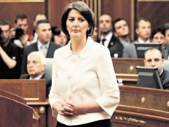 Presidentja Jahjaga pozon per Fadil Berishen