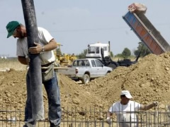 Gjysma e shqiptareve emigrante ne Greqi