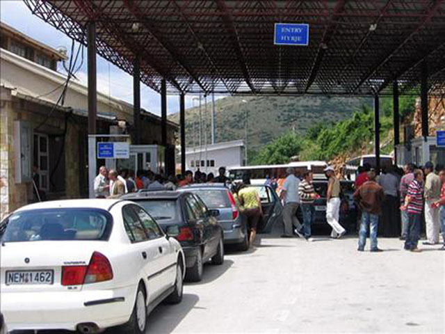 Shqiptaret pa dokumente edhe 5 muaj qendrim ne Greqi