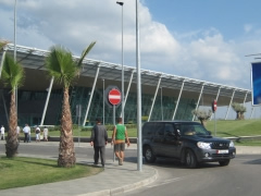 Kalonte pasagjere ilegalisht, pranga supervizorit te aeroportit