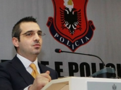 Tahiri urdher: Simbolet e policise, jo ne 'Facebook'