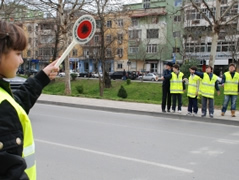 Policet-nxenes edukojne qytetaret