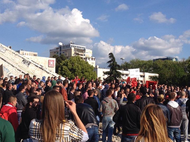 Tirane, policia shperndan me shkopinj gome protesten per vdekjen e Karelit