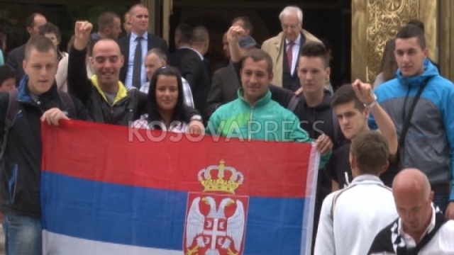 Flamuri serb midis Tirane: Nderojne ardhjen e Irinejit antishqiptar!