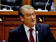 Berisha kalon cdo cak: E ke gruan k***e! Perjashtohet 10 dite nga Kuvendi (VIDEO)