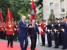 Barroso mberrin ne Tirane, pritet ne nje ceremoni zyrtare nga Rama