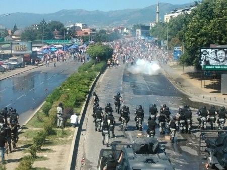 Shkup, protestuesit shqiptare perleshen me policine, dhjetera te plagosur  (FOTO)