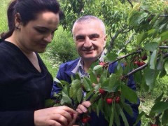 Pasuria, Meta e Kryemadhi dalin me borxhe