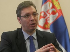 Kryeministri serb Vucic akuzon shqiptaret: Nje bande zyrtaresh ne tribunen VIP. Na fyen krenarine