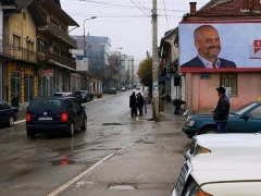 Vizita ne Serbi, 2000 police per Ramen 