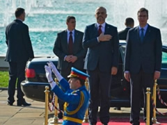 Serbet dritherohen nga flamuri shqiptar, shkelin protokollin gjate ceremonise se pritjes