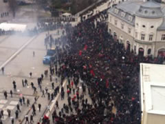 Prishtine, perleshje mes protestuesve dhe policise. Dhjetera te plagosur 