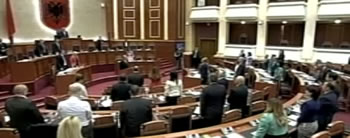 Berisha ngre Parlamentin ne kembe: 1 min. heshtje per Srebrenicen